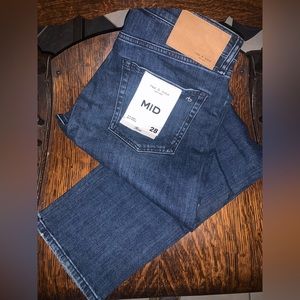 Rag & Bone Mid-rise boyfriend Jeans sz 28